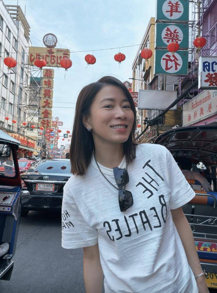 原創(chuàng)佘詩(shī)曼陪家人出國(guó)旅游，45歲弟弟罕露臉有型有款，姐弟倆長(zhǎng)得不像