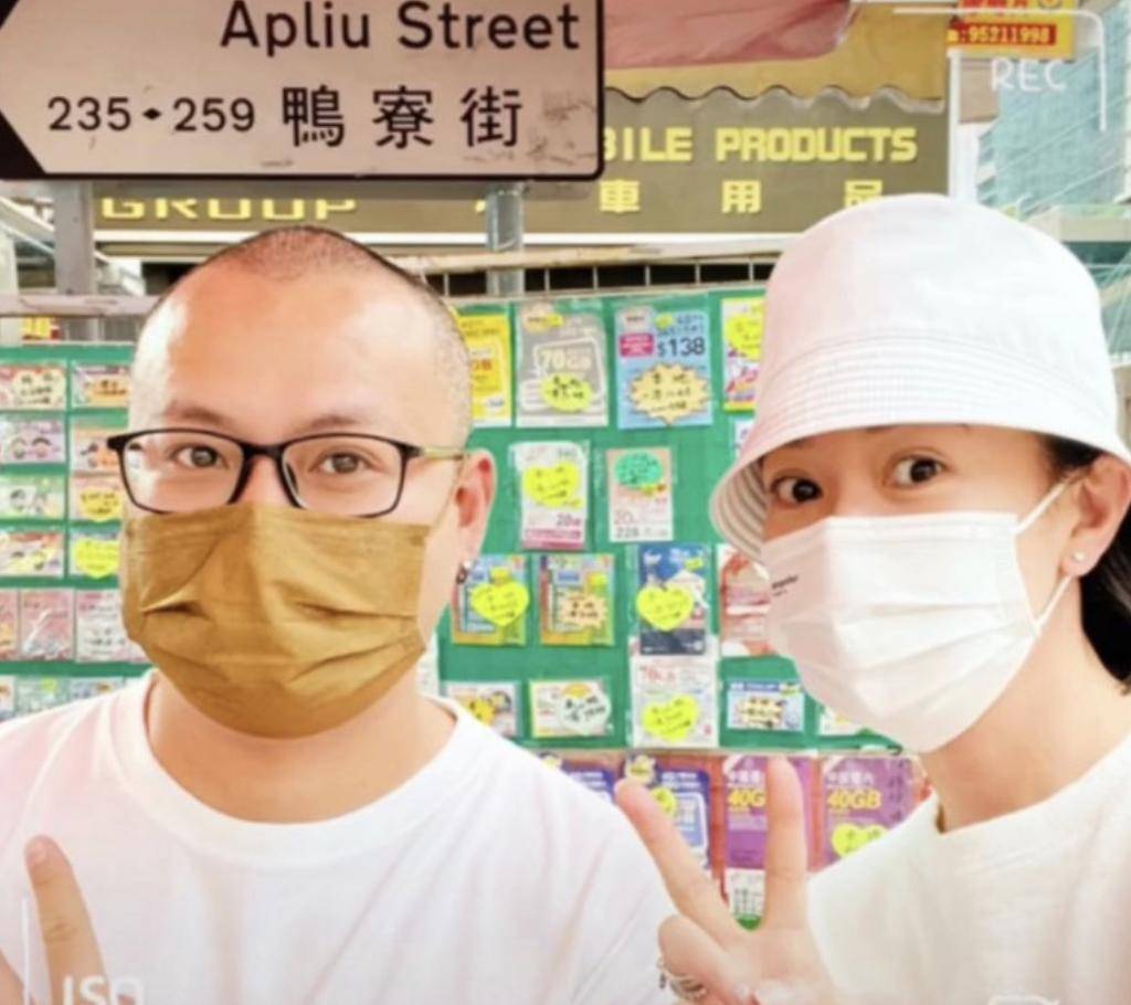 原創(chuàng)佘詩(shī)曼陪家人出國(guó)旅游，45歲弟弟罕露臉有型有款，姐弟倆長(zhǎng)得不像