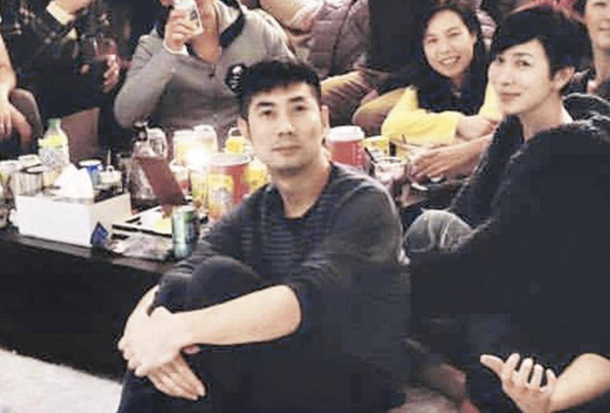 原創(chuàng)佘詩(shī)曼陪家人出國(guó)旅游，45歲弟弟罕露臉有型有款，姐弟倆長(zhǎng)得不像