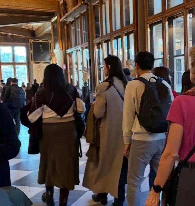 原創(chuàng)霍啟山娜然意大利旅游被偶遇，霍家親屬同行引關(guān)注