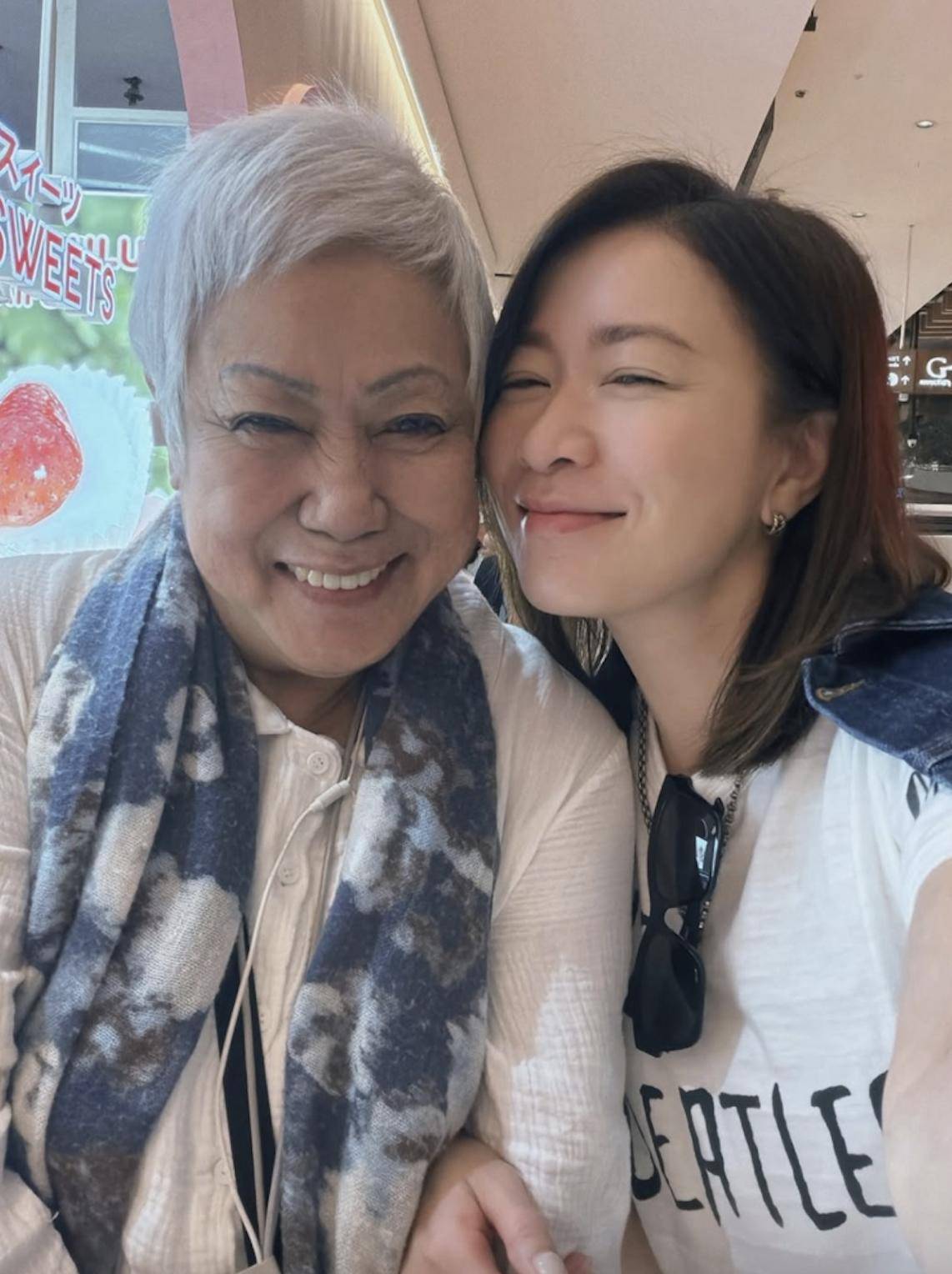 原創(chuàng)佘詩(shī)曼陪家人出國(guó)旅游，45歲弟弟罕露臉有型有款，姐弟倆長(zhǎng)得不像