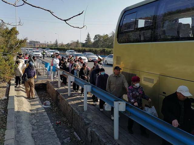 春節(jié)我在崗｜鄭州交警快速處置大巴拋錨 48名旅客平安轉(zhuǎn)運