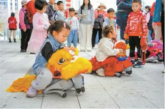 機(jī)器人空降深圳灣區(qū)之眼 科技年味拉滿