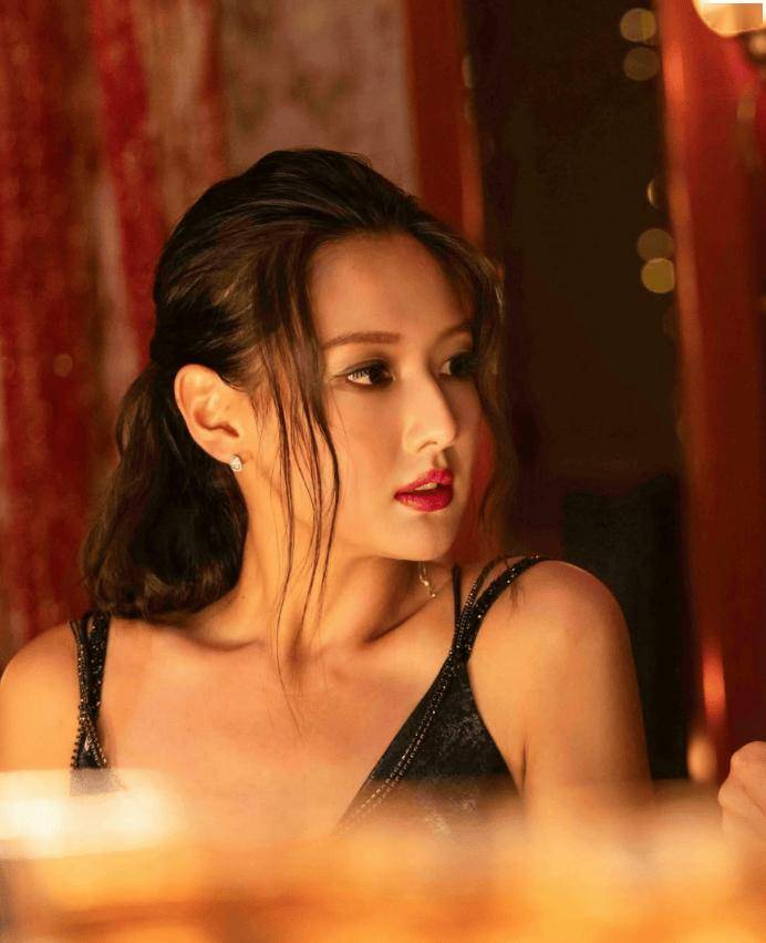 香港混血女星演夜總會(huì)公關(guān)小姐！被贊顏值天花板！中學(xué)時(shí)體重高達(dá)170斤