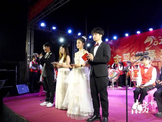 時代的年味｜“00后”大學(xué)生回鄉(xiāng)接棒辦“村晚”