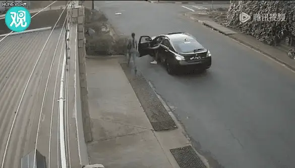 太拼了！為了保住畢業(yè)論文，研究生遭持槍搶劫時也沒撒手...