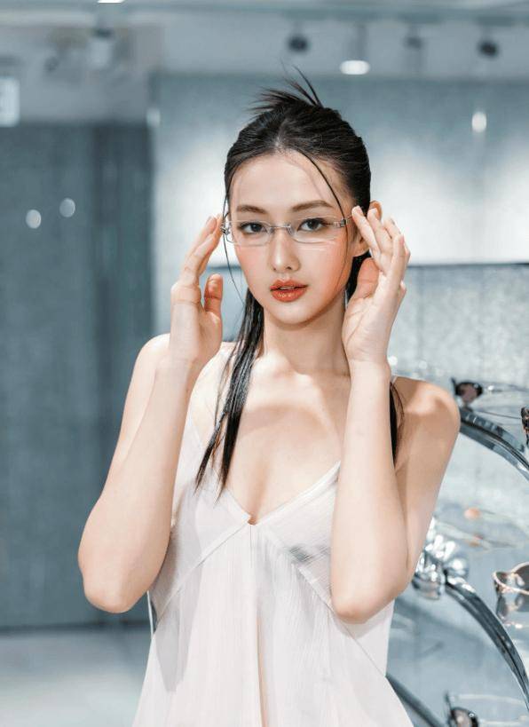 香港混血女星演夜總會(huì)公關(guān)小姐！被贊顏值天花板！中學(xué)時(shí)體重高達(dá)170斤