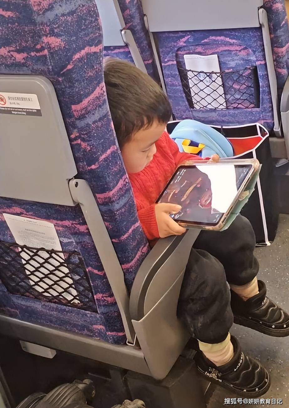 原創(chuàng)一段高鐵上“高逼格帶娃”視頻，引來9.2w人嘲笑，教育不是做做樣子
