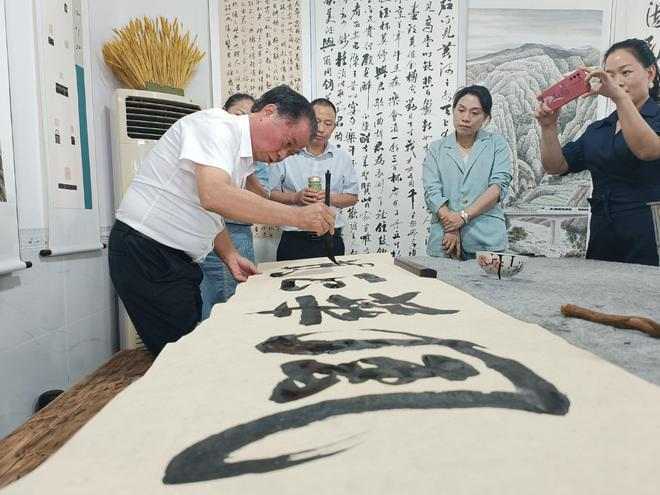 扎根人民 書法“五進(jìn)”——曾昭才先生的藝術(shù)堅(jiān)守與人民情懷