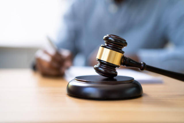 多年后重逢 小學同學虛構“富二代”身份騙走老同學114萬 一審獲刑10年9個月