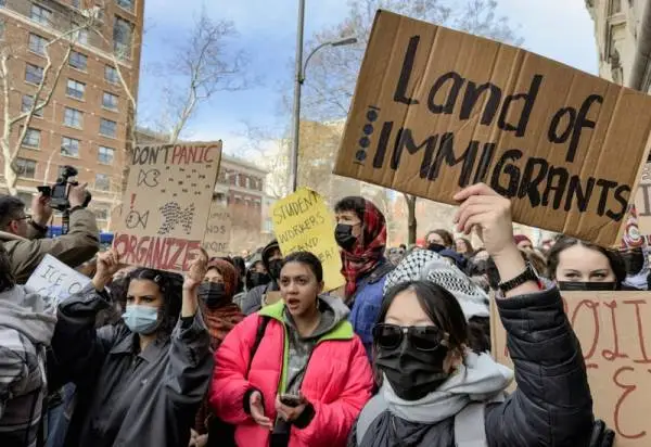 假扮警察強(qiáng)闖哥大！ICE抓女留學(xué)生，紐約市長找特朗普撈人