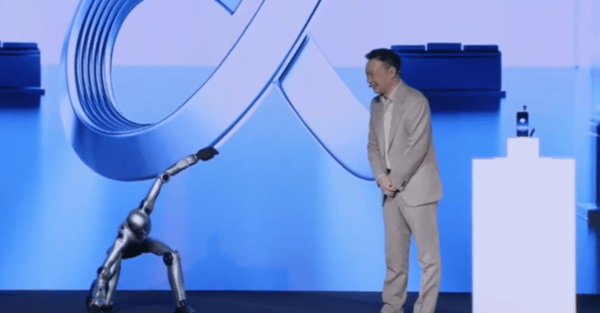 榮耀首款人形機(jī)器人亮相MWC 現(xiàn)場完成舞蹈及后空翻