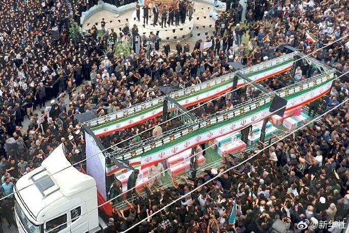 伊朗民眾為165名遇難小學(xué)生舉行葬禮，現(xiàn)場(chǎng)畫面令人心碎