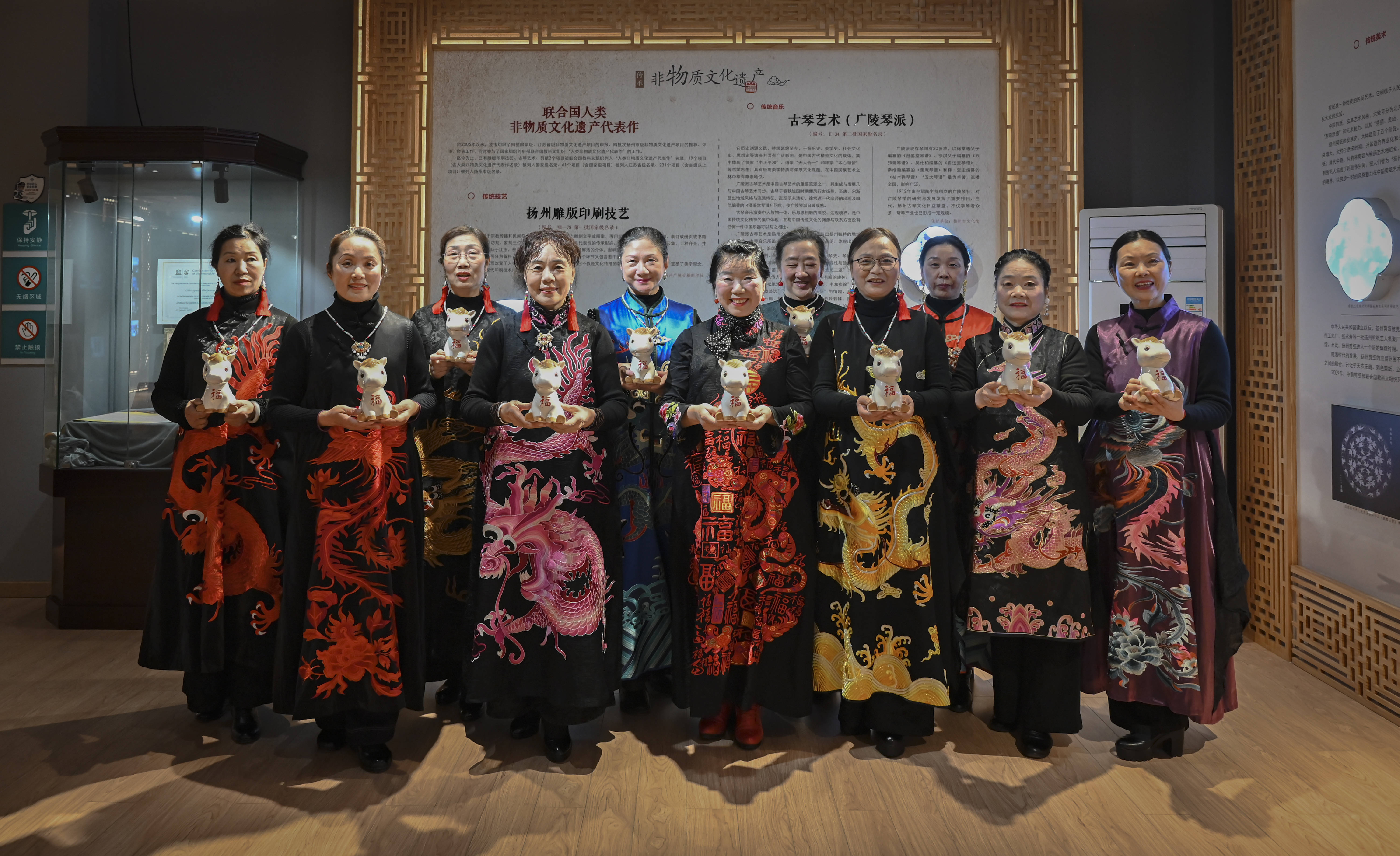 原創(chuàng)[文化揚(yáng)州]歡天喜地迎馬年！當(dāng)刺繡華服邂逅非遺與書(shū)畫