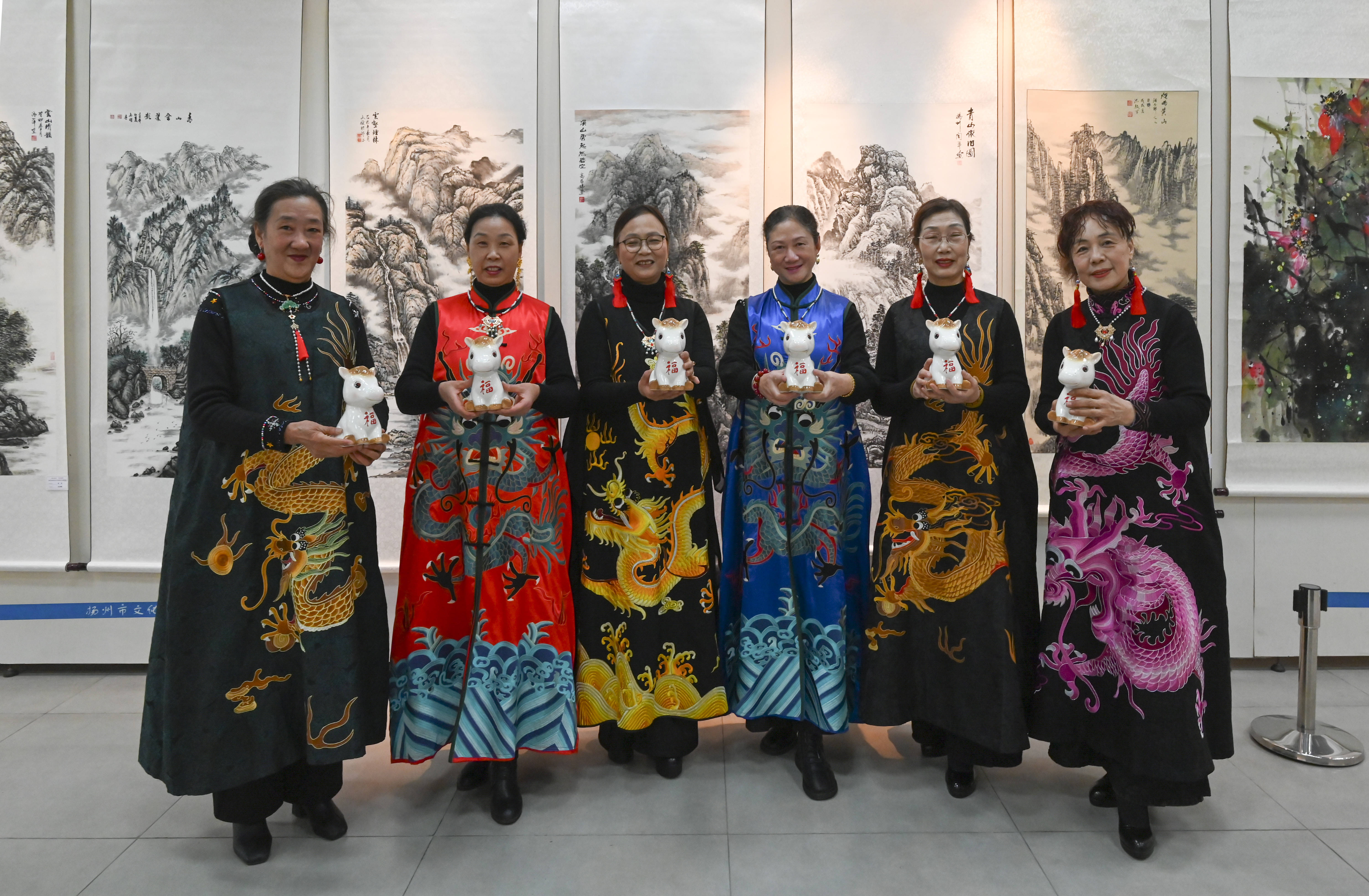 原創(chuàng)[文化揚(yáng)州]歡天喜地迎馬年！當(dāng)刺繡華服邂逅非遺與書(shū)畫