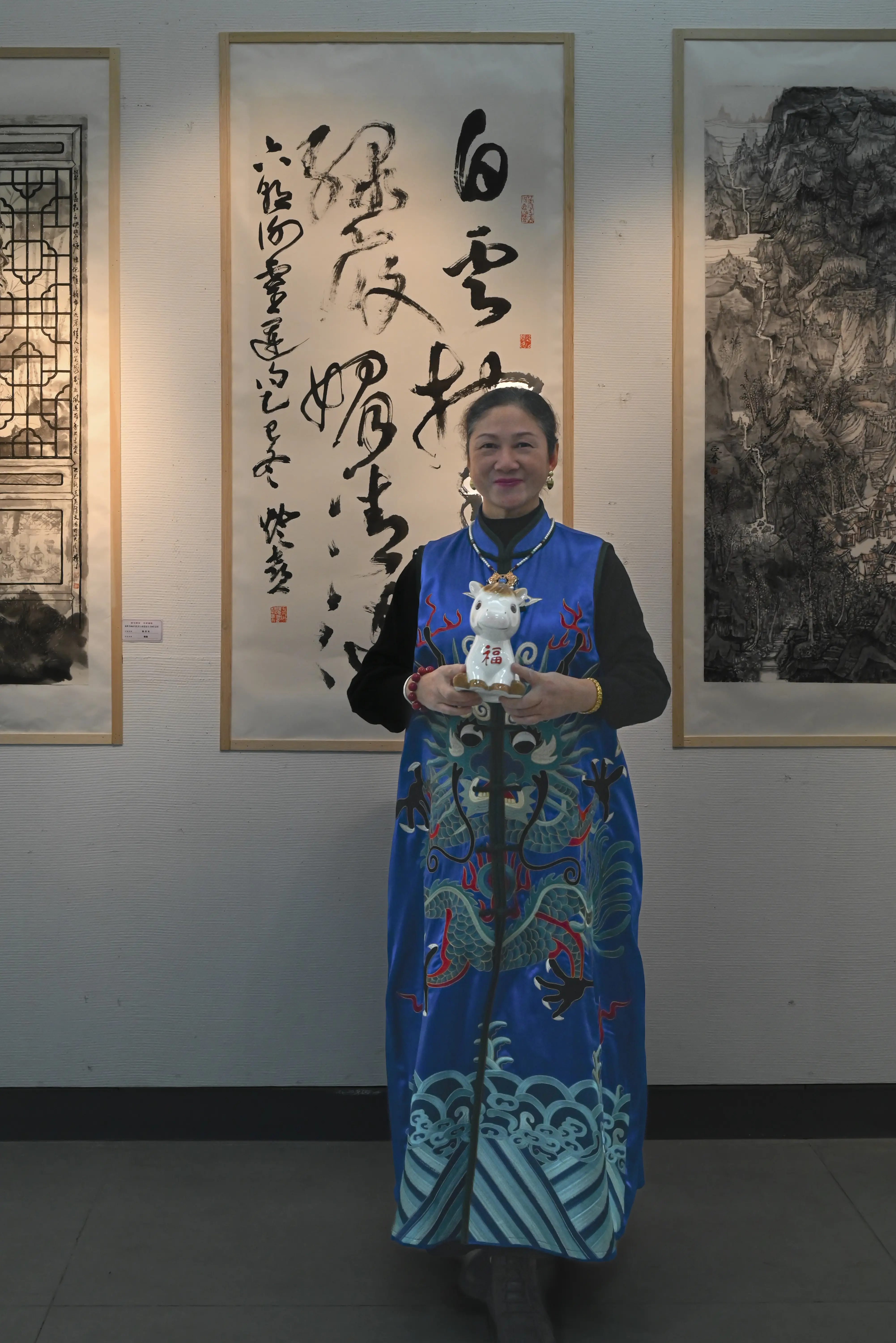 原創(chuàng)[文化揚(yáng)州]歡天喜地迎馬年！當(dāng)刺繡華服邂逅非遺與書(shū)畫