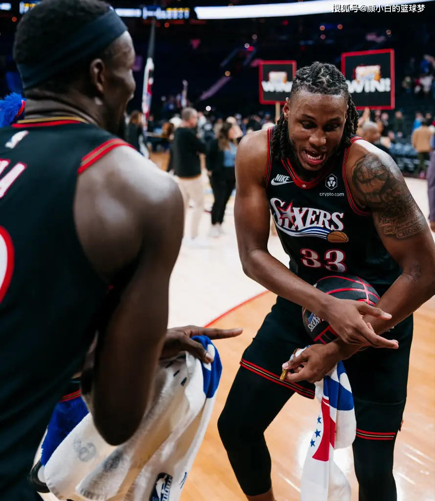 原創(chuàng)喬治替身是他？72萬鋒線背靠背轟42+17 賽場舞蹈引爆費(fèi)城球館