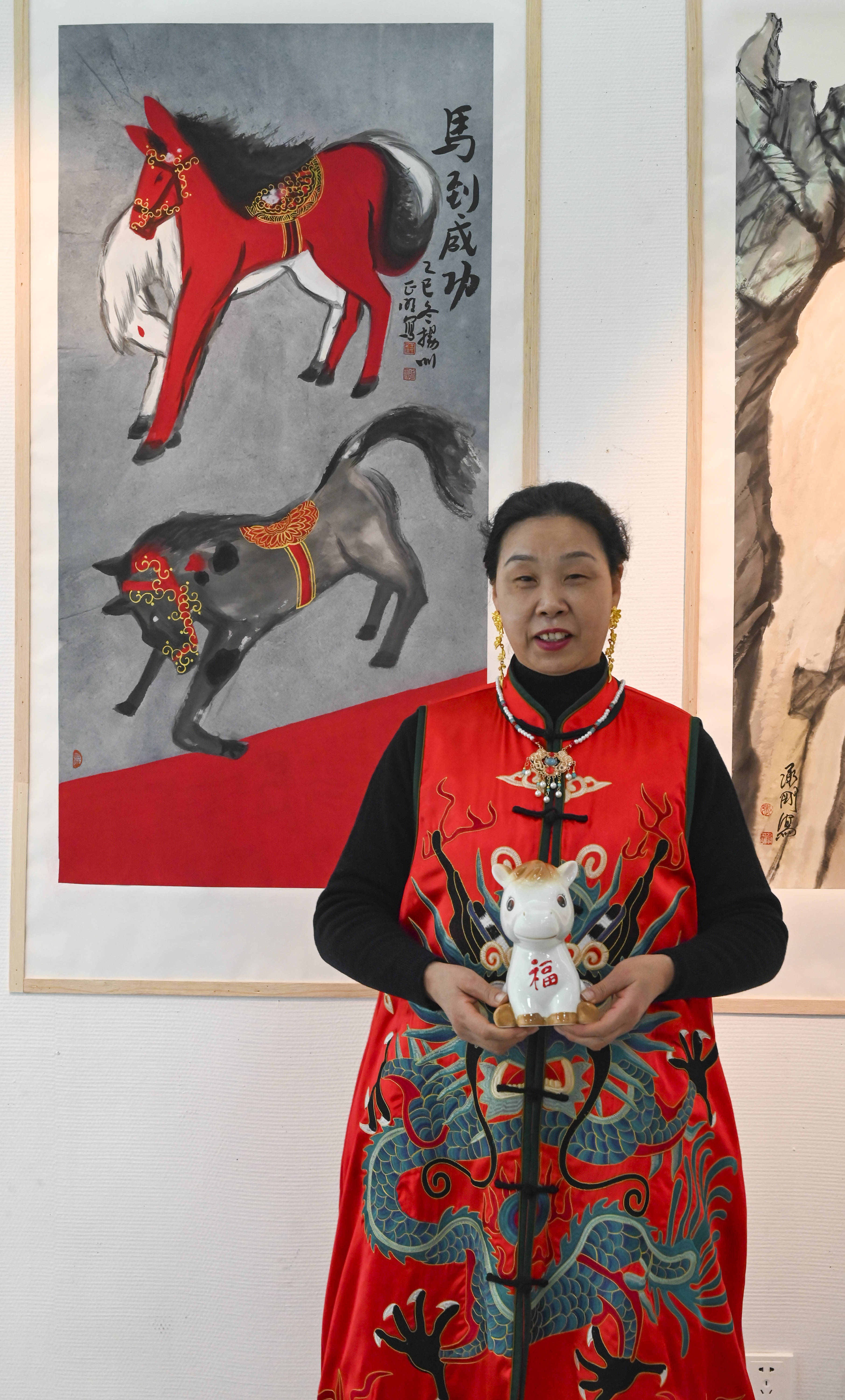 原創(chuàng)[文化揚(yáng)州]歡天喜地迎馬年！當(dāng)刺繡華服邂逅非遺與書(shū)畫