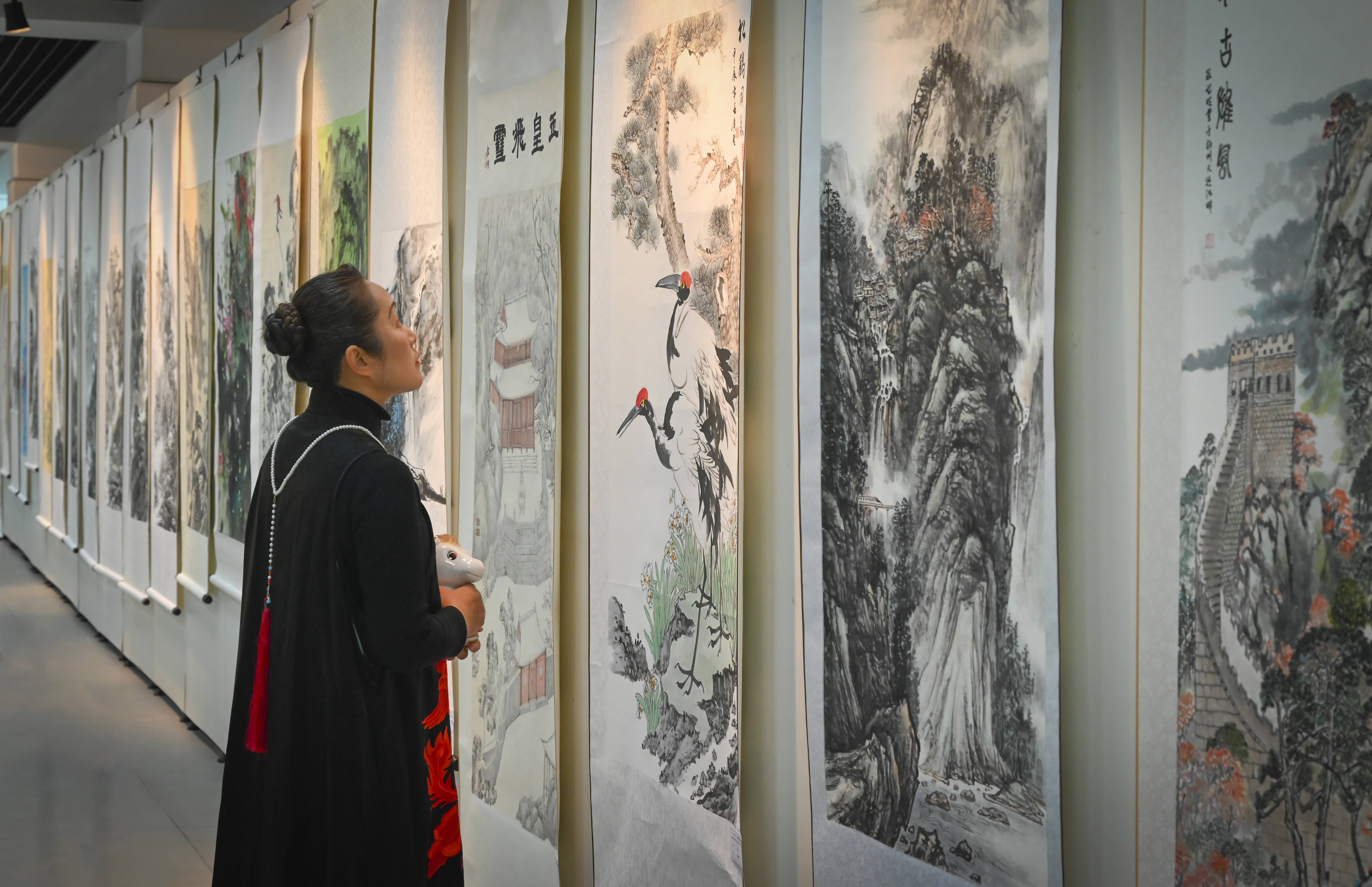 原創(chuàng)[文化揚(yáng)州]歡天喜地迎馬年！當(dāng)刺繡華服邂逅非遺與書(shū)畫