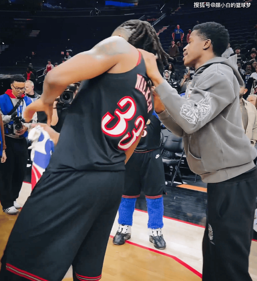 原創(chuàng)喬治替身是他？72萬鋒線背靠背轟42+17 賽場舞蹈引爆費(fèi)城球館