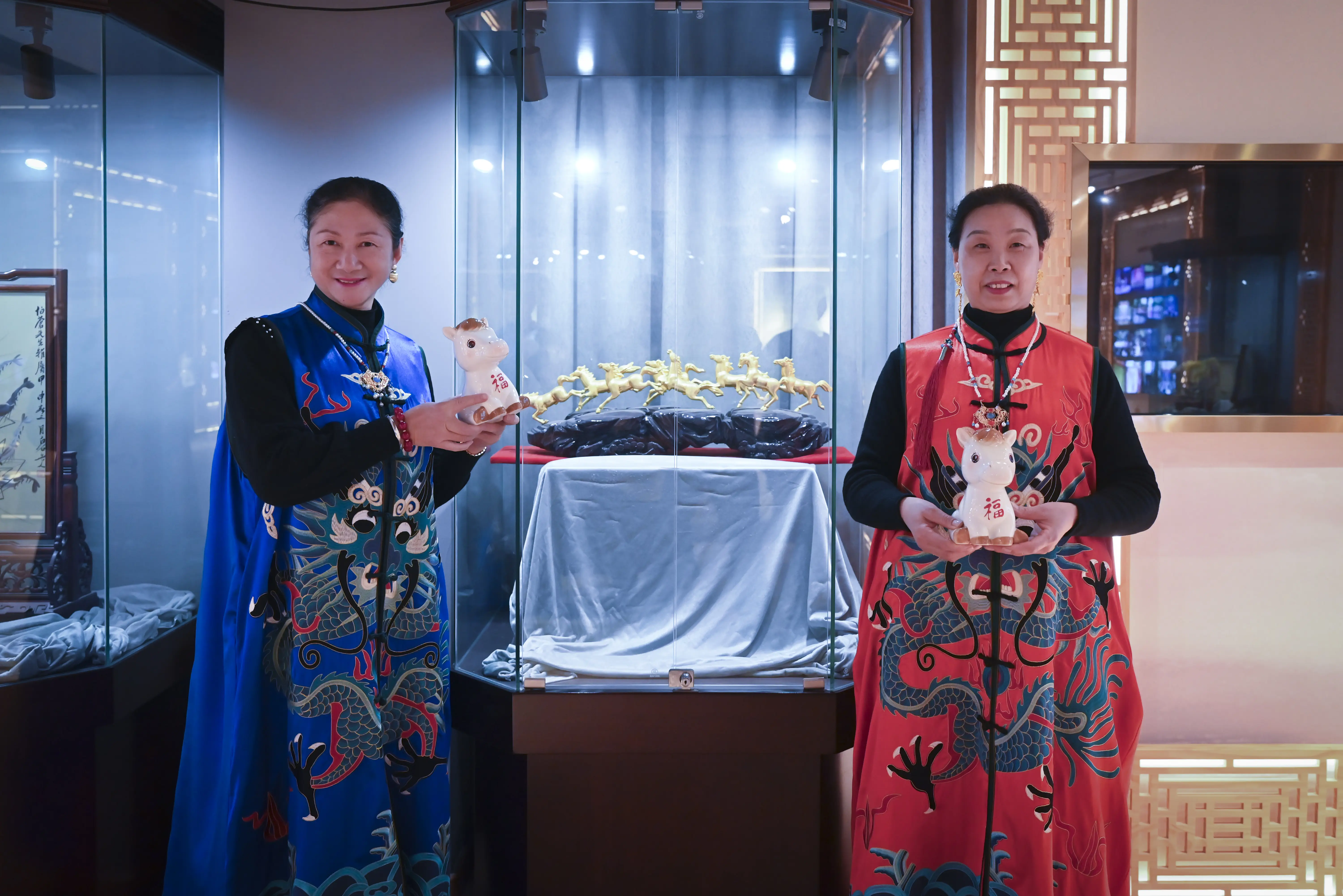 原創(chuàng)[文化揚(yáng)州]歡天喜地迎馬年！當(dāng)刺繡華服邂逅非遺與書(shū)畫