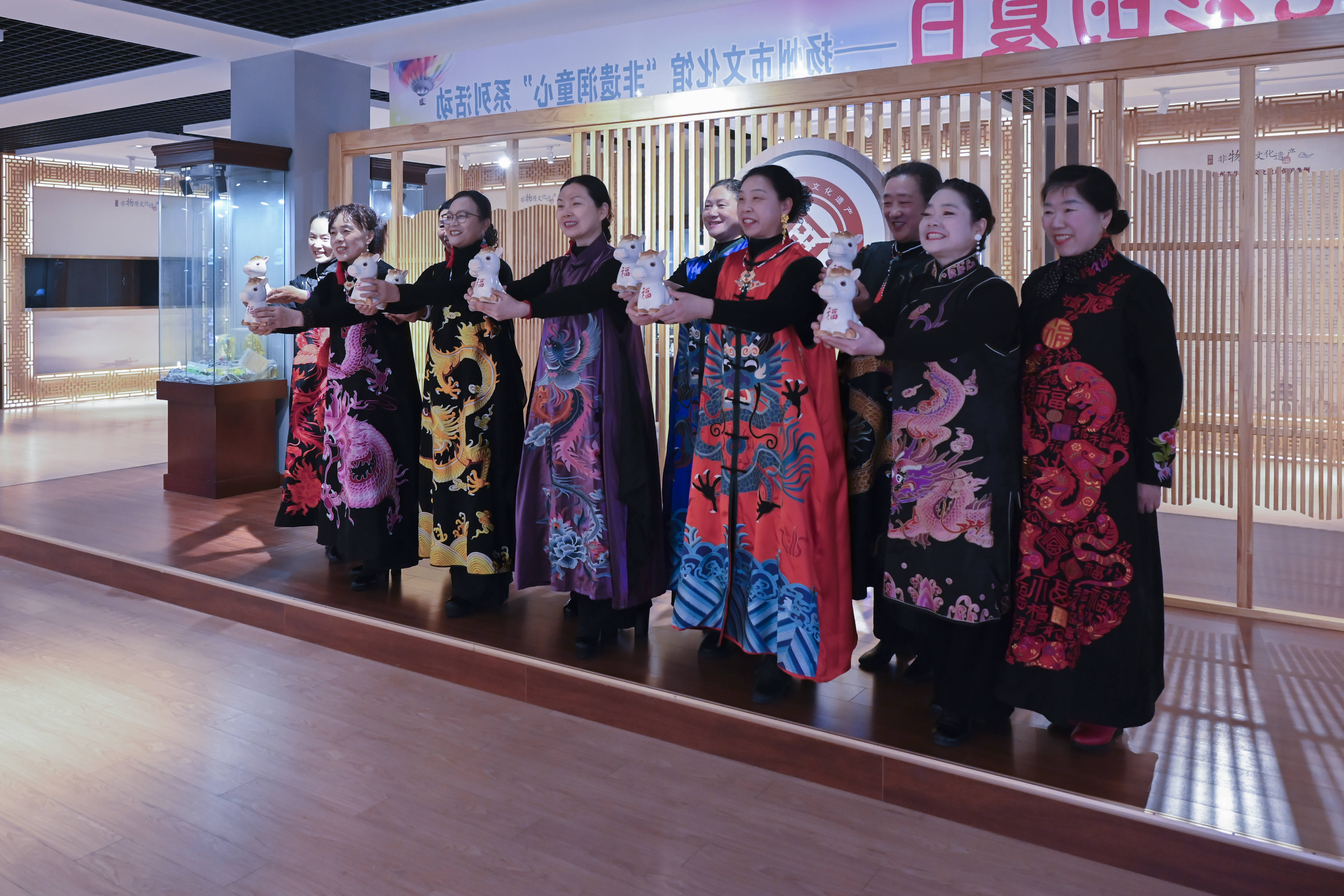 原創(chuàng)[文化揚(yáng)州]歡天喜地迎馬年！當(dāng)刺繡華服邂逅非遺與書(shū)畫