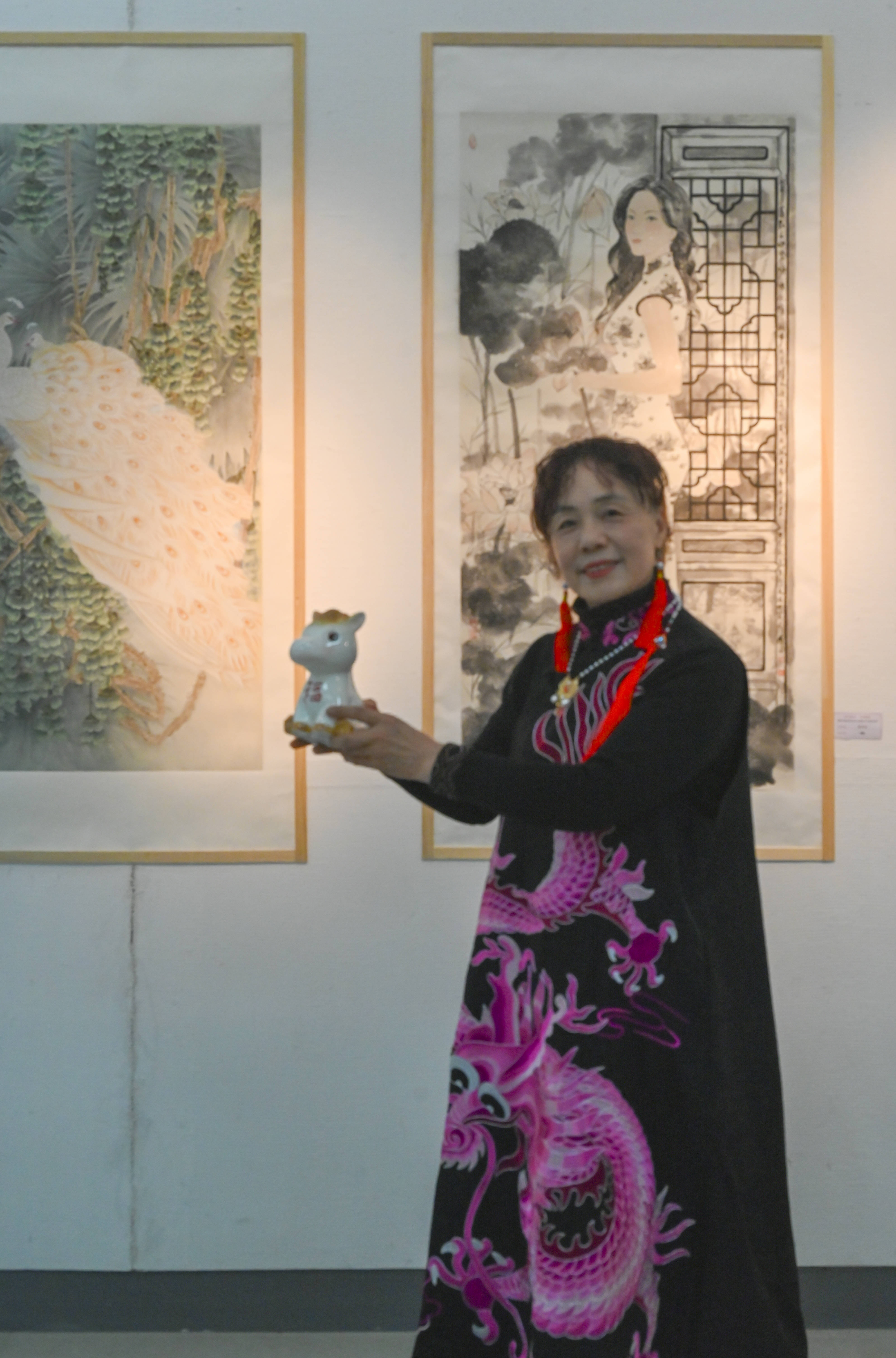 原創(chuàng)[文化揚(yáng)州]歡天喜地迎馬年！當(dāng)刺繡華服邂逅非遺與書(shū)畫