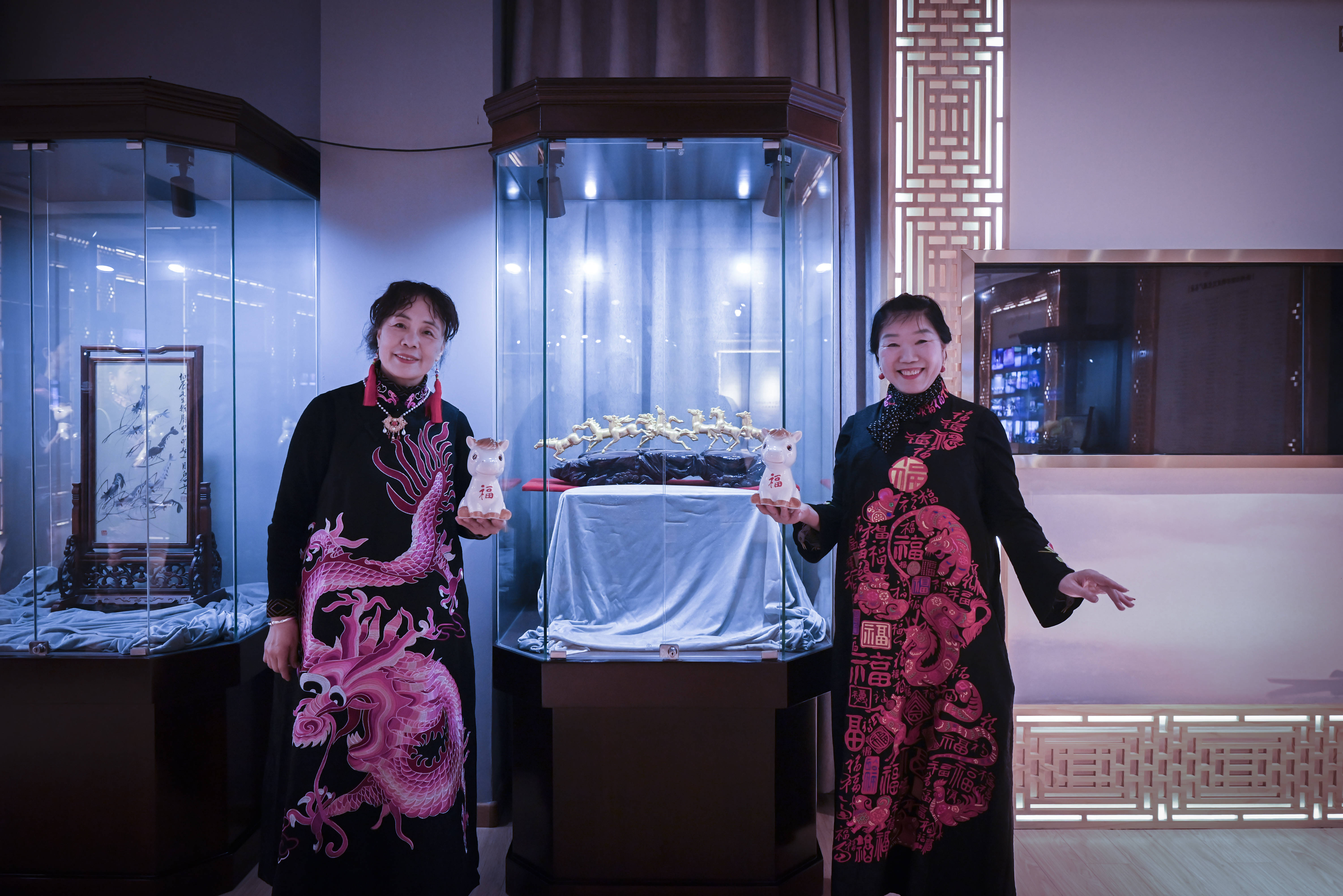 原創(chuàng)[文化揚(yáng)州]歡天喜地迎馬年！當(dāng)刺繡華服邂逅非遺與書(shū)畫