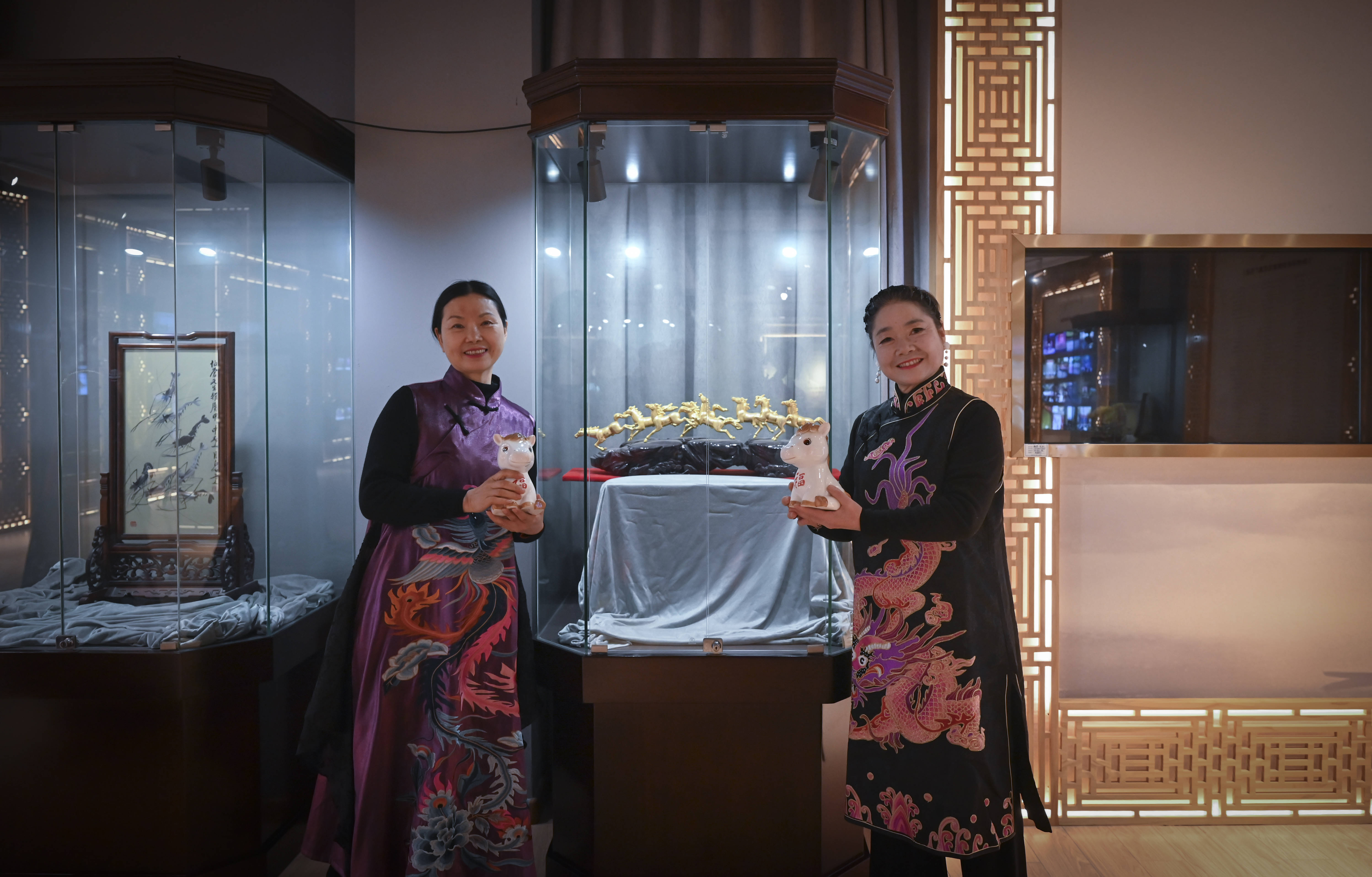 原創(chuàng)[文化揚(yáng)州]歡天喜地迎馬年！當(dāng)刺繡華服邂逅非遺與書(shū)畫