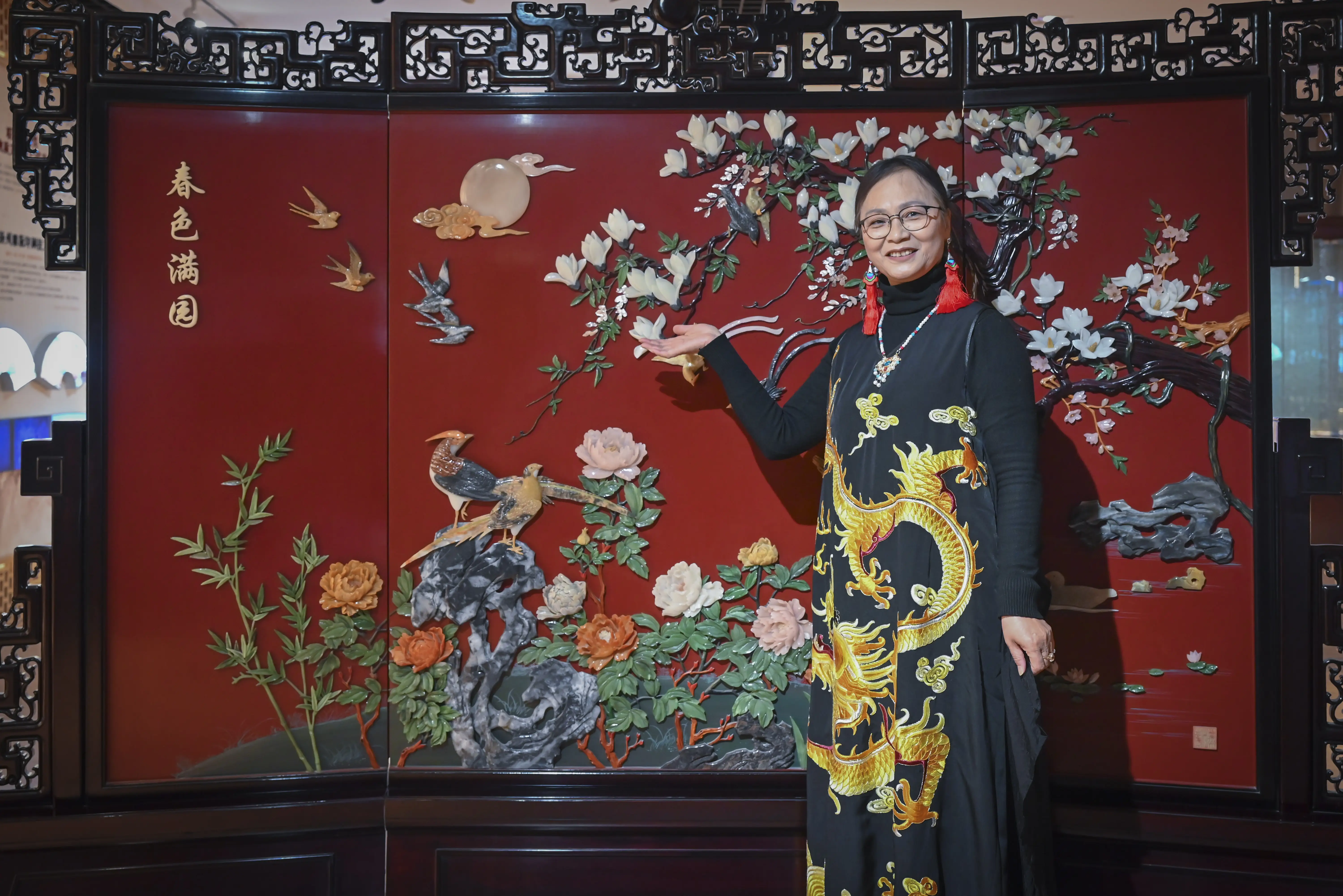 原創(chuàng)[文化揚(yáng)州]歡天喜地迎馬年！當(dāng)刺繡華服邂逅非遺與書(shū)畫