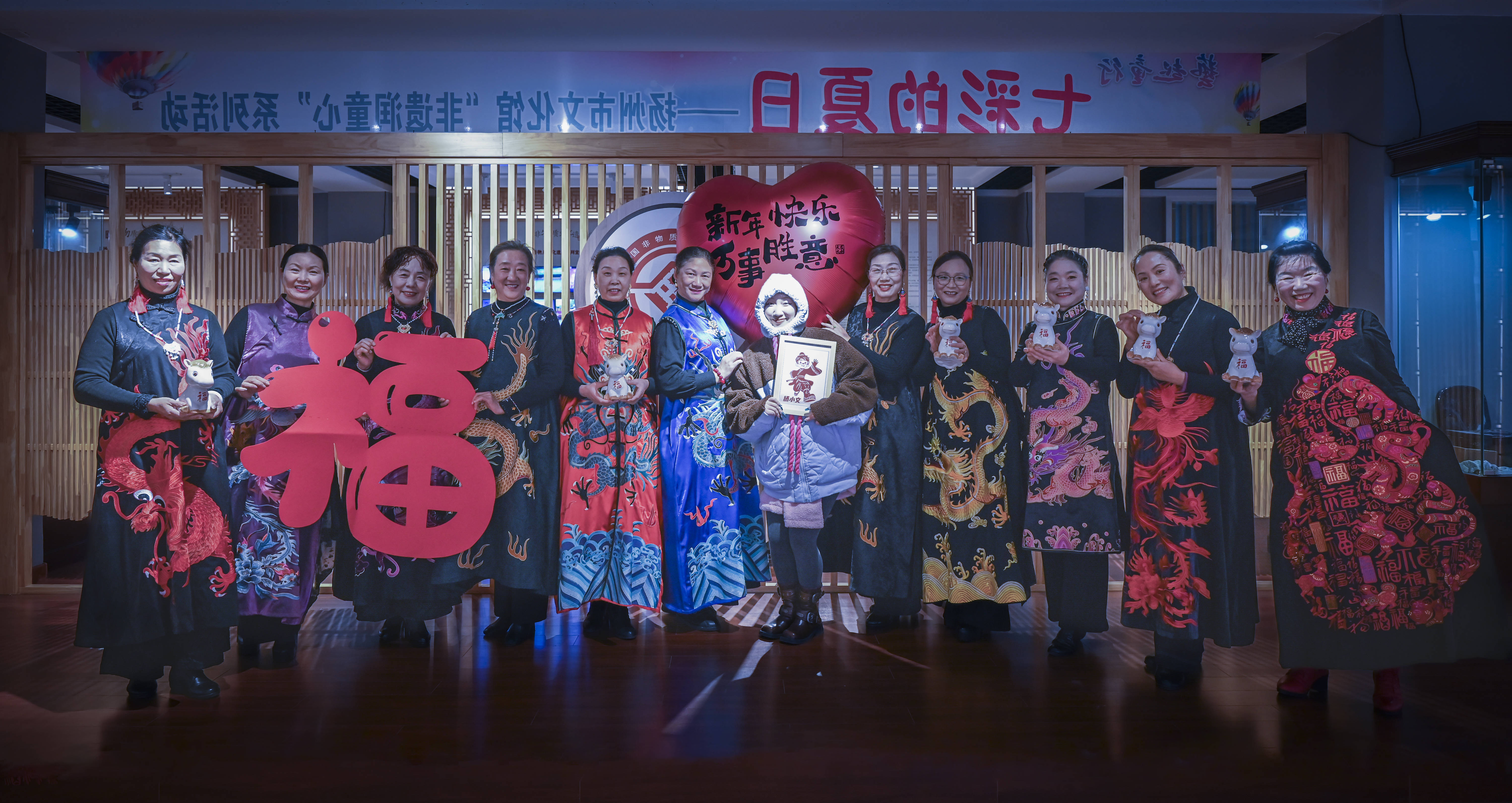 原創(chuàng)[文化揚(yáng)州]歡天喜地迎馬年！當(dāng)刺繡華服邂逅非遺與書(shū)畫