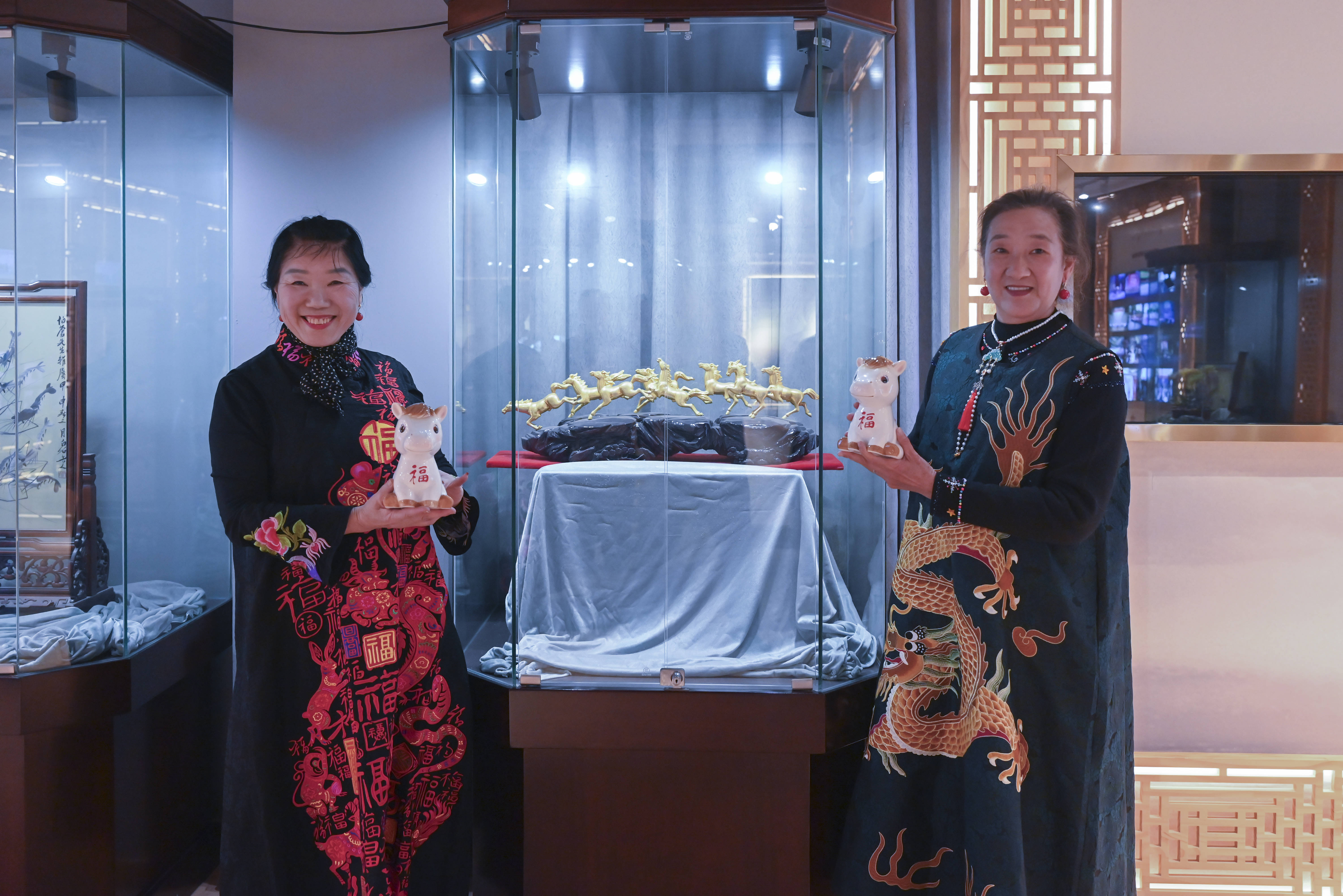 原創(chuàng)[文化揚(yáng)州]歡天喜地迎馬年！當(dāng)刺繡華服邂逅非遺與書(shū)畫