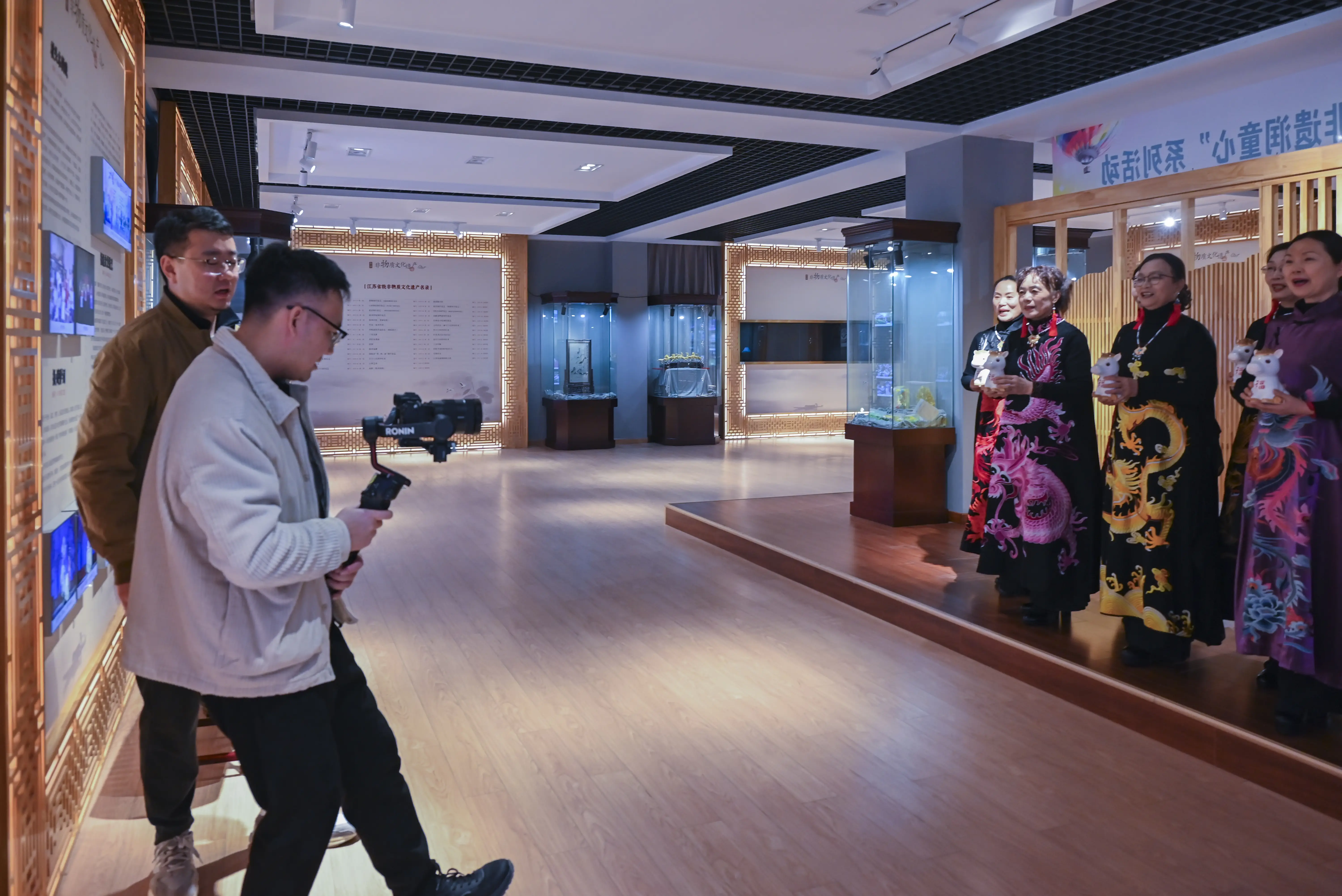 原創(chuàng)[文化揚(yáng)州]歡天喜地迎馬年！當(dāng)刺繡華服邂逅非遺與書(shū)畫