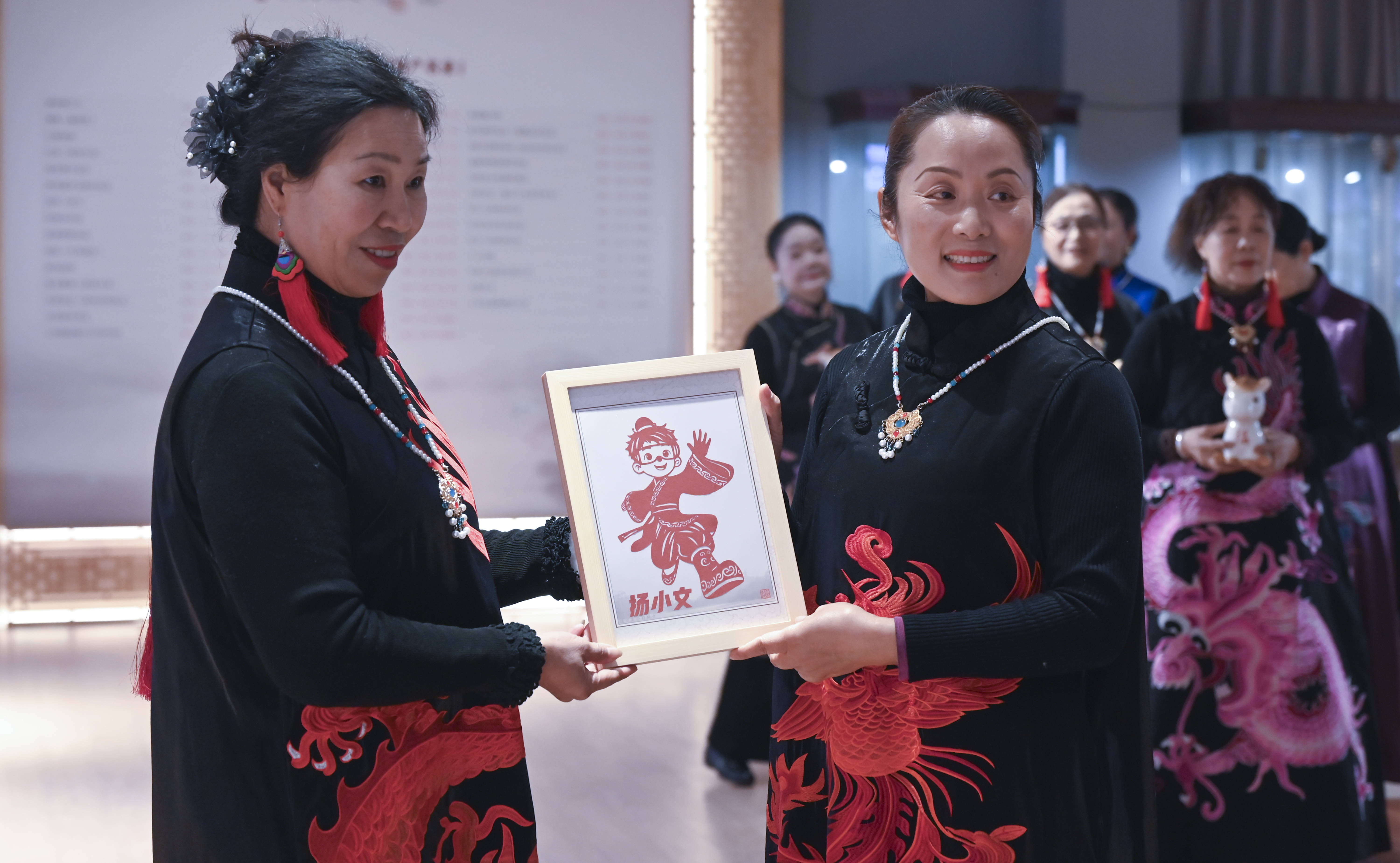 原創(chuàng)[文化揚(yáng)州]歡天喜地迎馬年！當(dāng)刺繡華服邂逅非遺與書(shū)畫