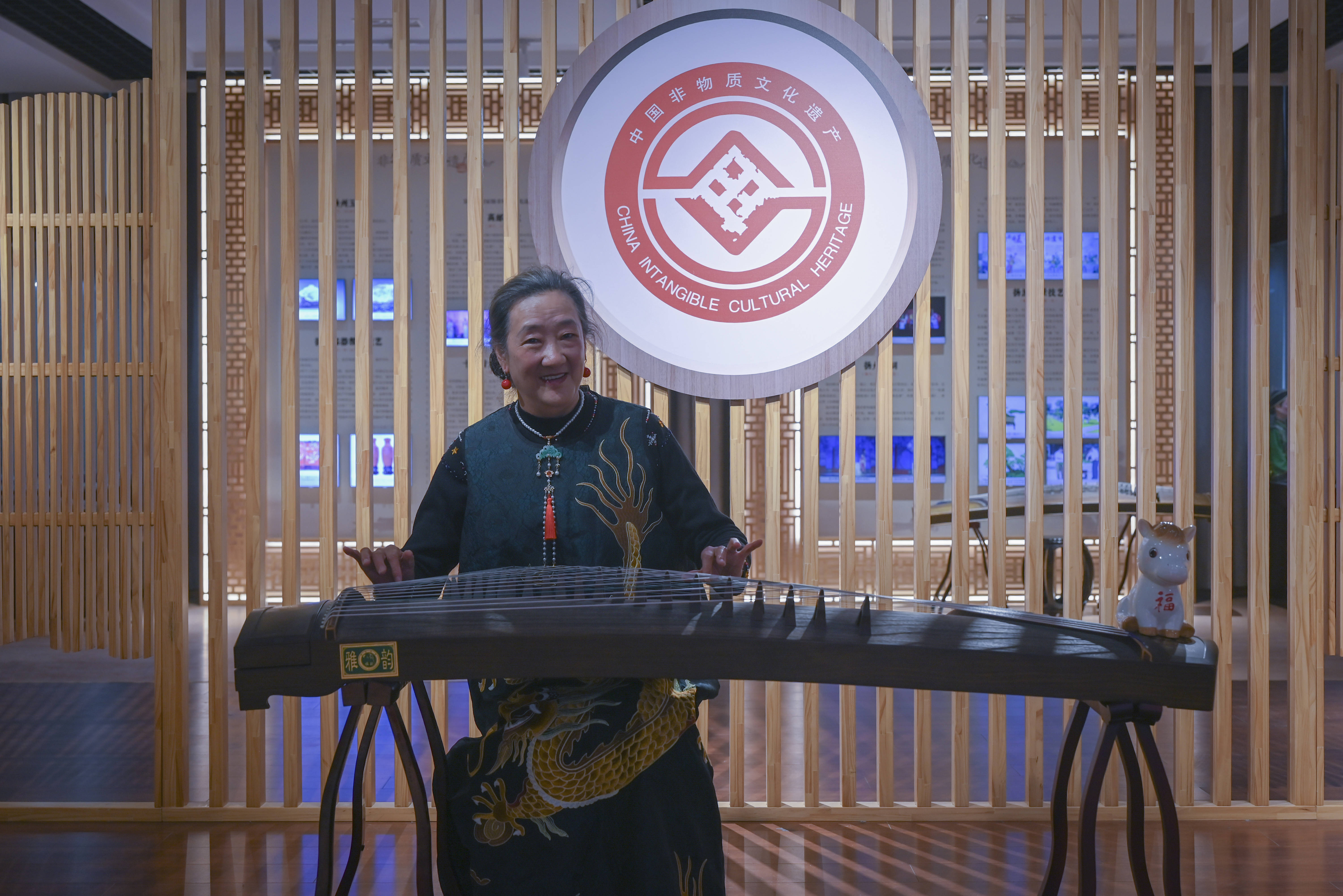 原創(chuàng)[文化揚(yáng)州]歡天喜地迎馬年！當(dāng)刺繡華服邂逅非遺與書(shū)畫