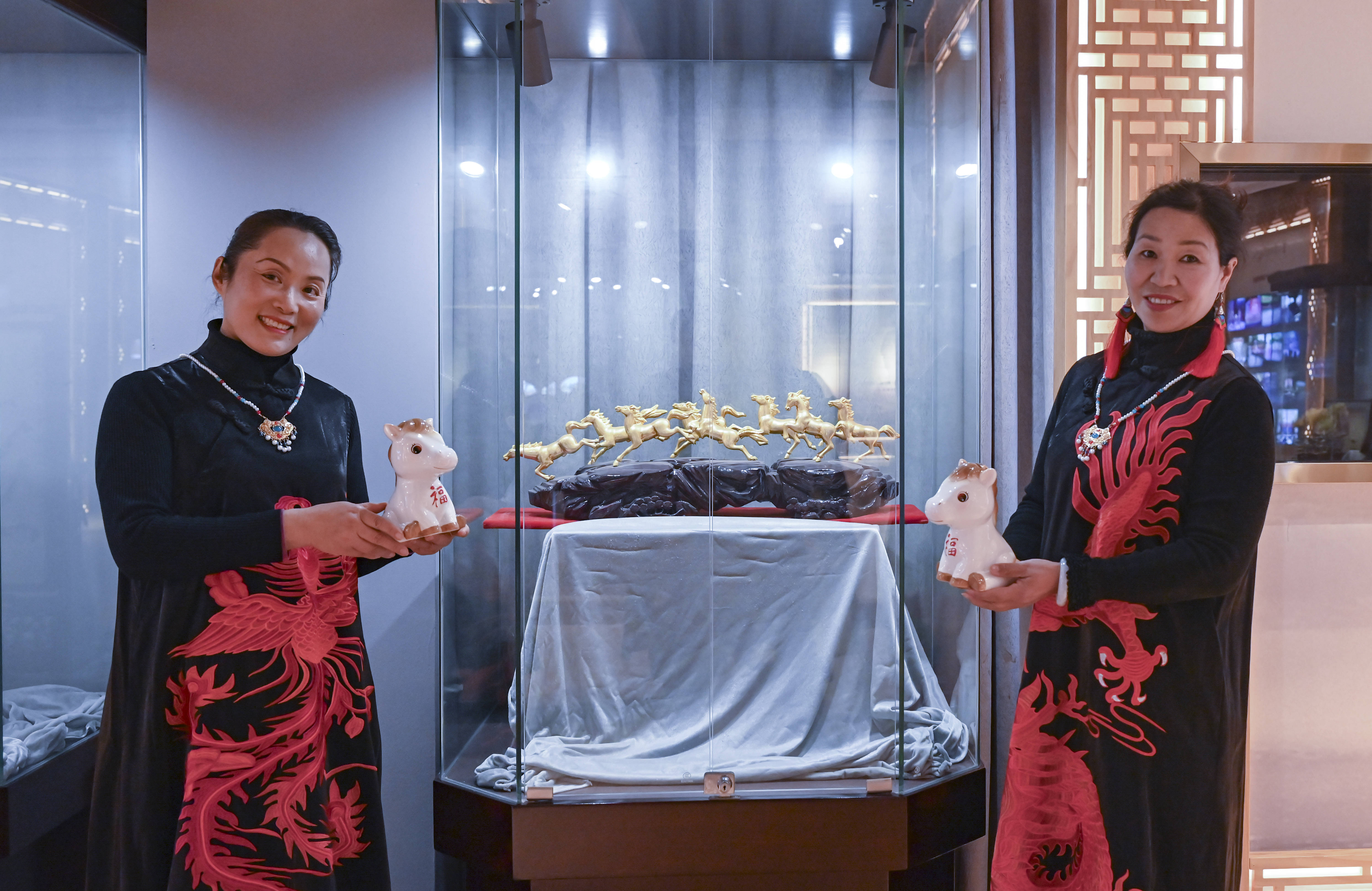 原創(chuàng)[文化揚(yáng)州]歡天喜地迎馬年！當(dāng)刺繡華服邂逅非遺與書(shū)畫