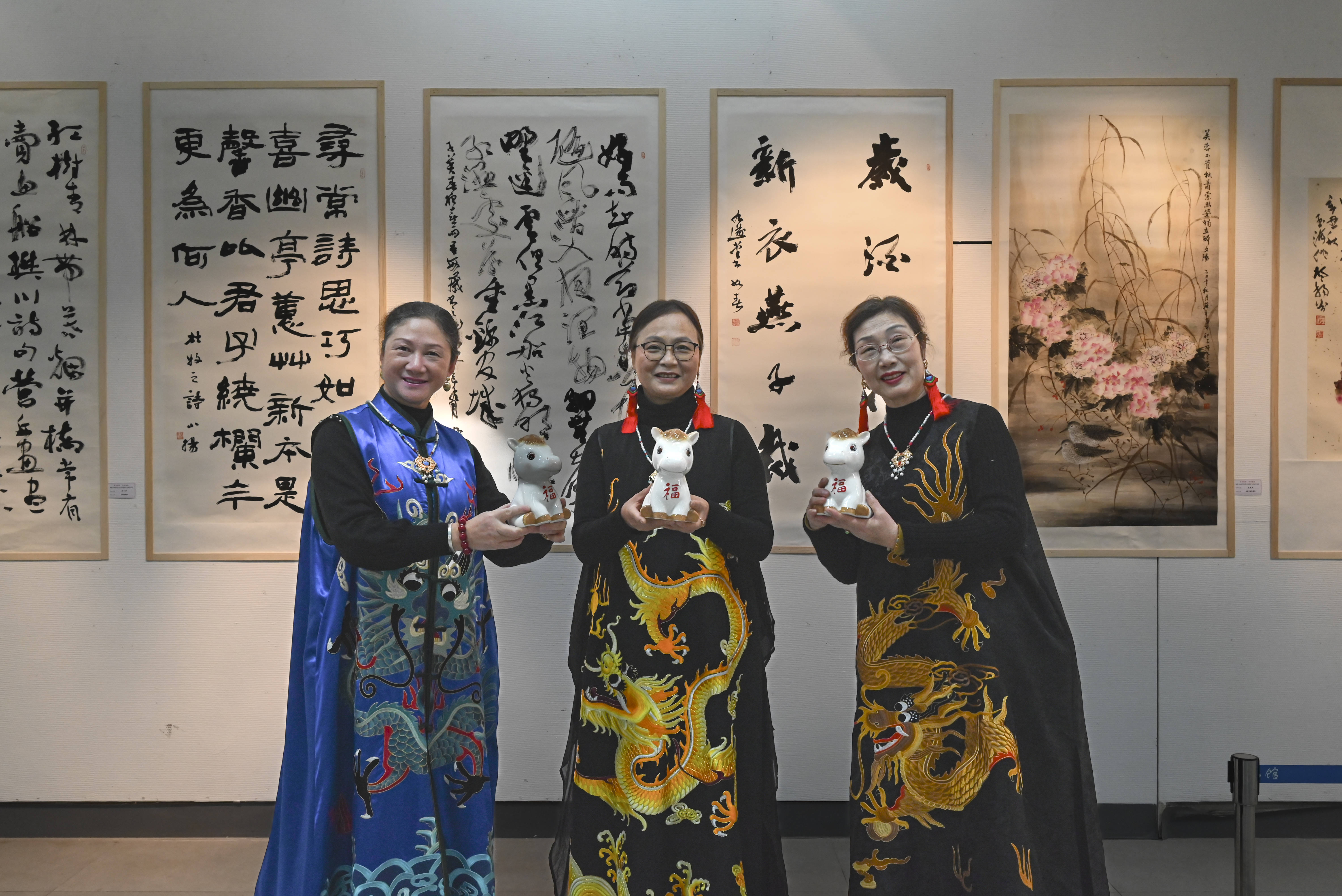 原創(chuàng)[文化揚(yáng)州]歡天喜地迎馬年！當(dāng)刺繡華服邂逅非遺與書(shū)畫