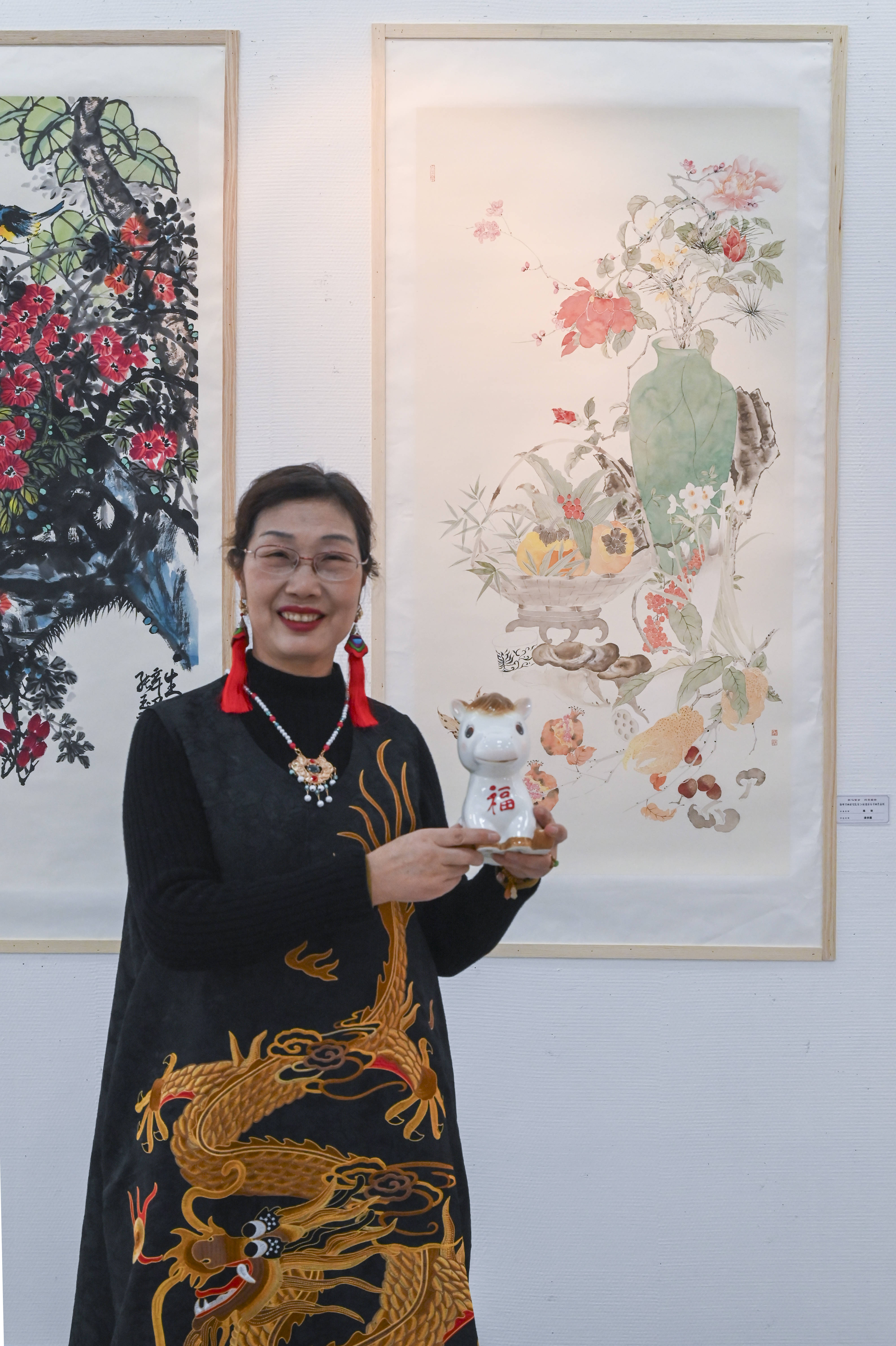 原創(chuàng)[文化揚(yáng)州]歡天喜地迎馬年！當(dāng)刺繡華服邂逅非遺與書(shū)畫