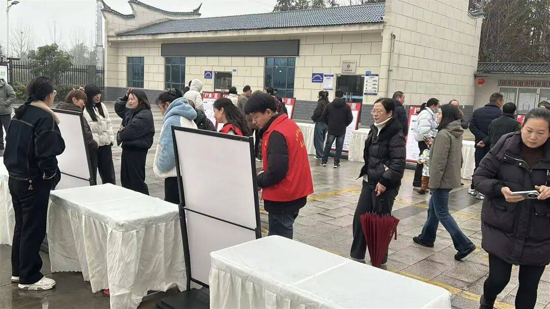 圓滿成功！谷城經(jīng)開區(qū)精準(zhǔn)扶貧易地搬遷專場(chǎng)招聘會(huì)為就業(yè)搭橋，為民生助力