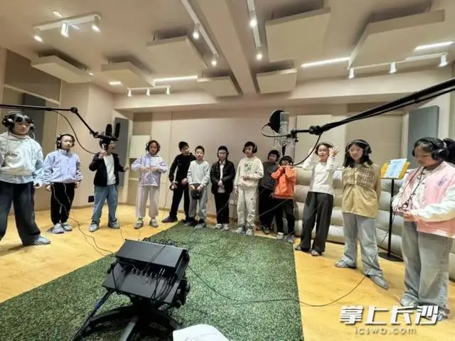 原創(chuàng)雨花區(qū)這群小學(xué)生在教材封面看到了自己