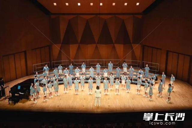 原創(chuàng)雨花區(qū)這群小學(xué)生在教材封面看到了自己