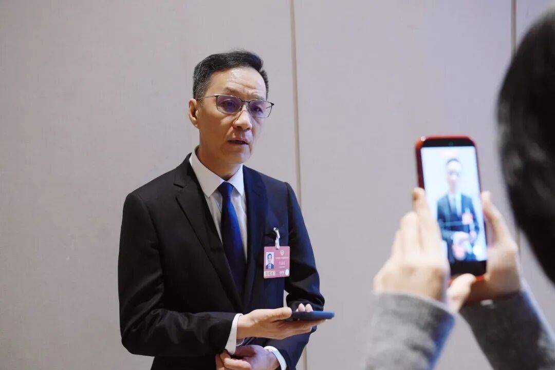 馮遠(yuǎn)征委員：AI無法替代人類創(chuàng)作，短劇不會沖擊戲劇市場