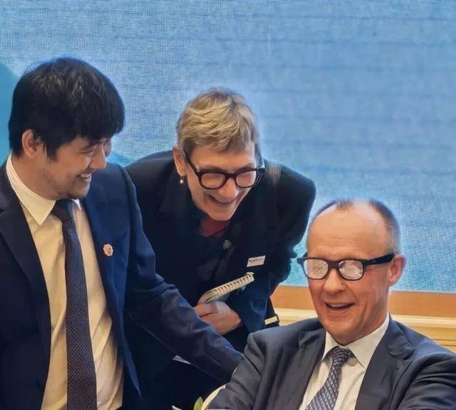 全國(guó)人大代表、浙江省省長(zhǎng)劉捷：我們給德國(guó)總理推薦了一款A(yù)I眼鏡