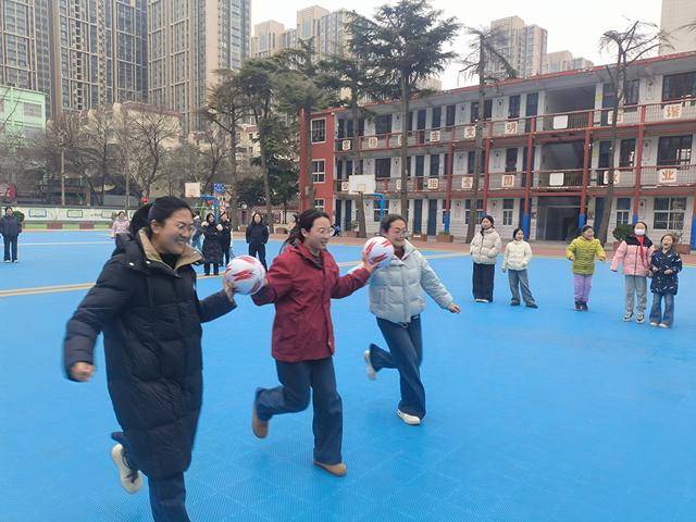 齊唱《上春山》，二七區(qū)齊禮閆小學“三八”節(jié)慶?；顒诱婵鞓?>
<p>此次活動，讓女教職工放松身心、倍感溫暖，進一步增強了團隊凝聚力與歸屬感<strong>小學</strong>。大家紛紛表示，將以更飽滿的熱情投身教育事業(yè)，以愛心育桃李，以實干展芳華。</p>
        </div>

        <div   id=