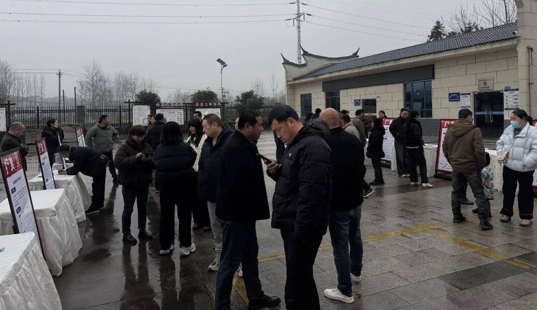 圓滿成功！谷城經(jīng)開區(qū)精準(zhǔn)扶貧易地搬遷專場(chǎng)招聘會(huì)為就業(yè)搭橋，為民生助力