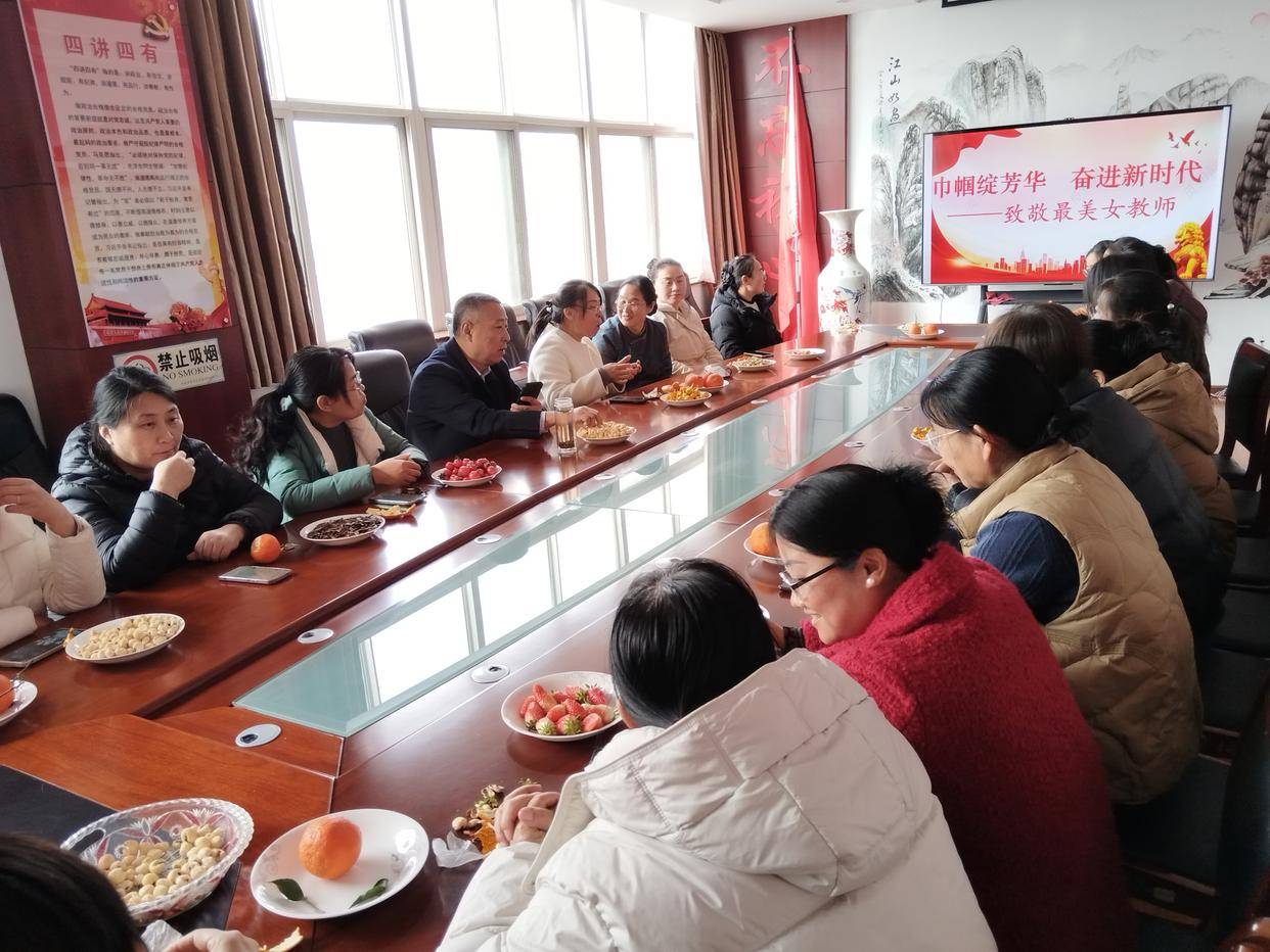 原創(chuàng)巾幗綻芳華 奮進(jìn)新時代——濟(jì)南市萊蕪區(qū)方下中學(xué)舉行“三八”婦女節(jié)教師座談會