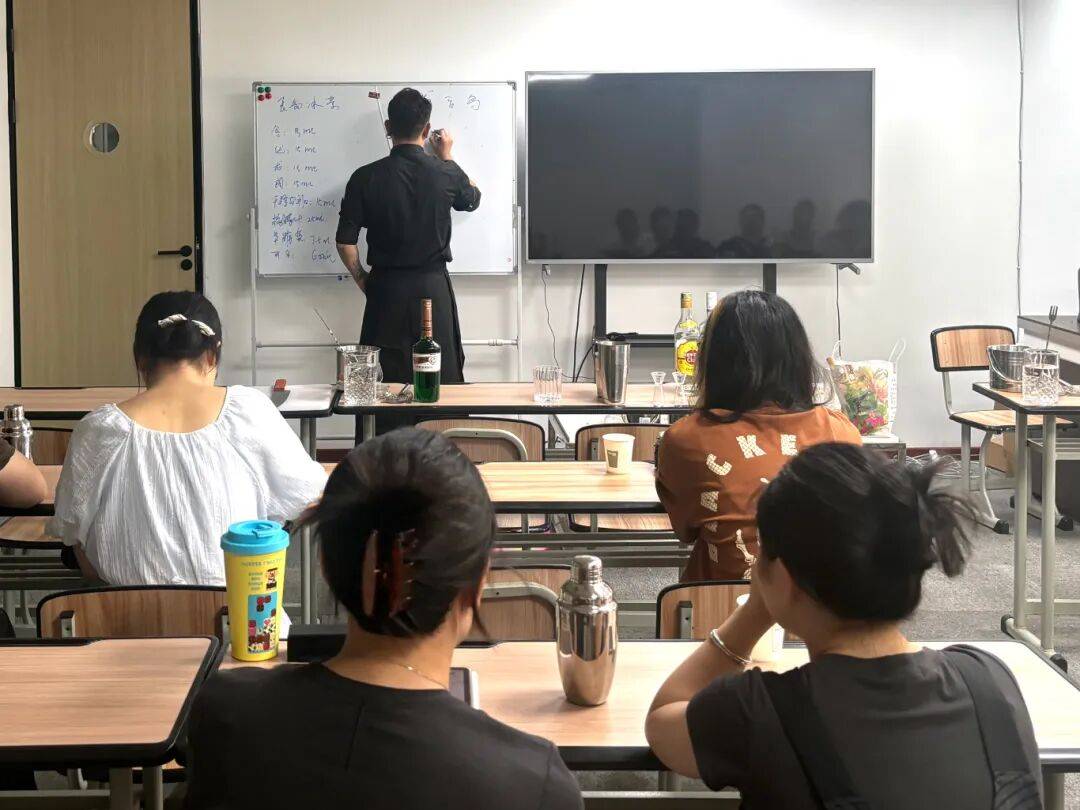 成都夜校即將開班，3月多區(qū)課程上新！舞蹈、配音、攝影、瑜伽、咖啡、化妝、羽毛球、八段錦…