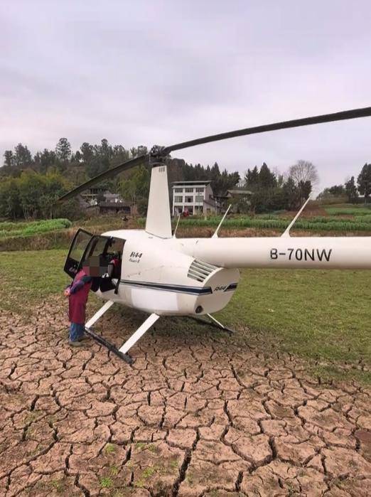 四川男子開直升機(jī)送母親回老家：數(shù)十公里僅需十幾分鐘，降落在自家農(nóng)田，飛機(jī)加執(zhí)照花費(fèi)數(shù)百萬(wàn)元