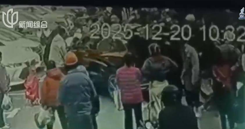 上海母女在小區(qū)祭掃時被撞！快遞小哥為救人腰椎骨折，手術(shù)費(fèi)犯難！別讓好人寒心...