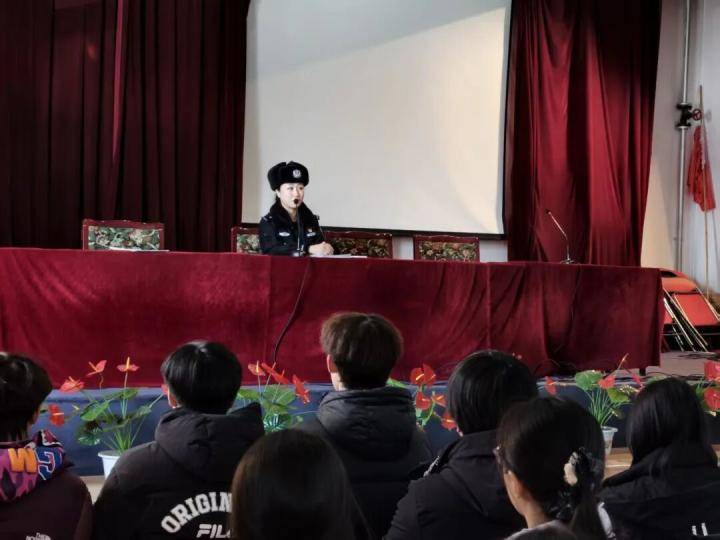 大慶交警深入中學(xué)開(kāi)展交通安全宣傳活動(dòng)